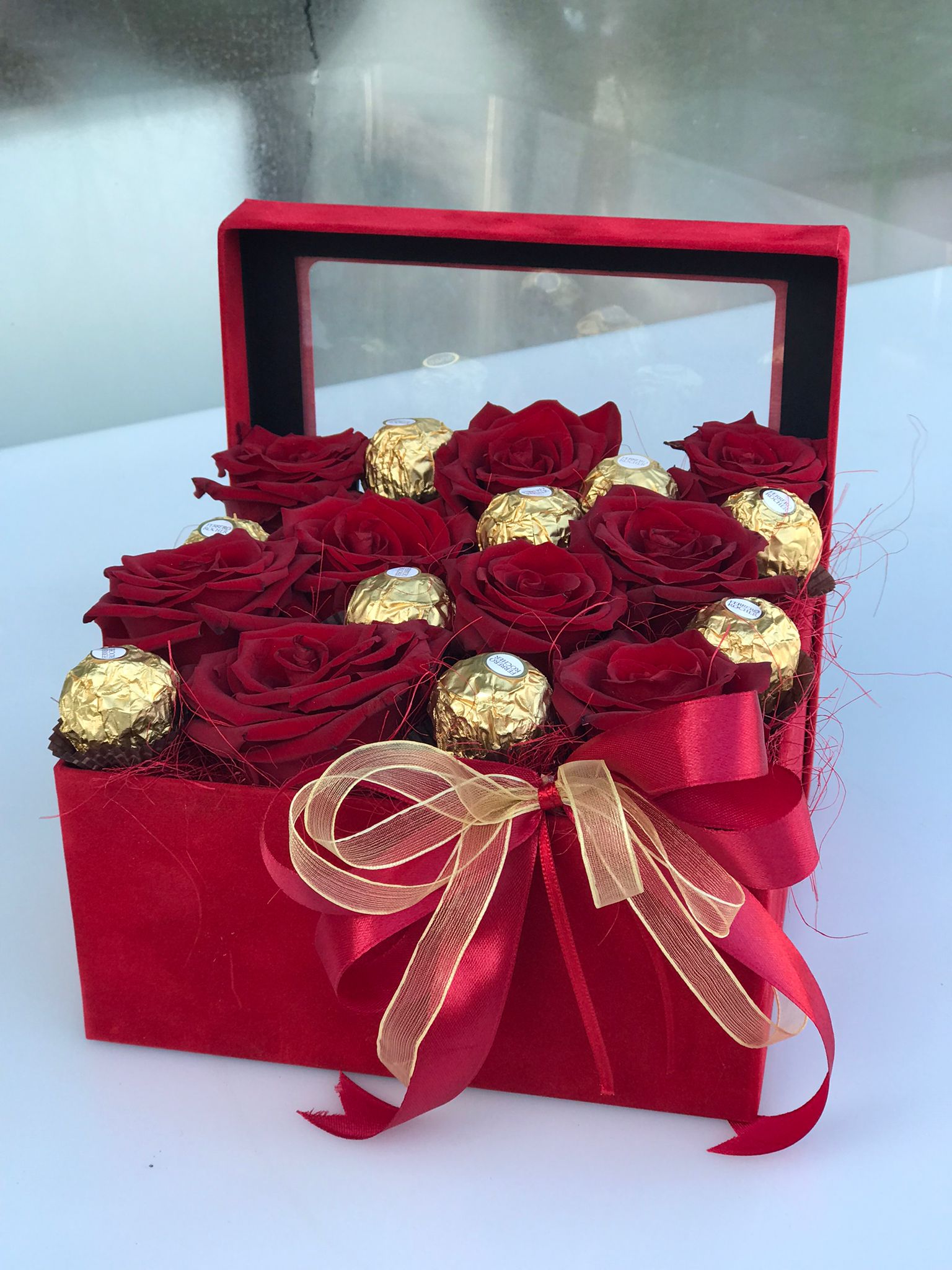 Aranjament cutie roșie catifea Florete - Flori online Iasi