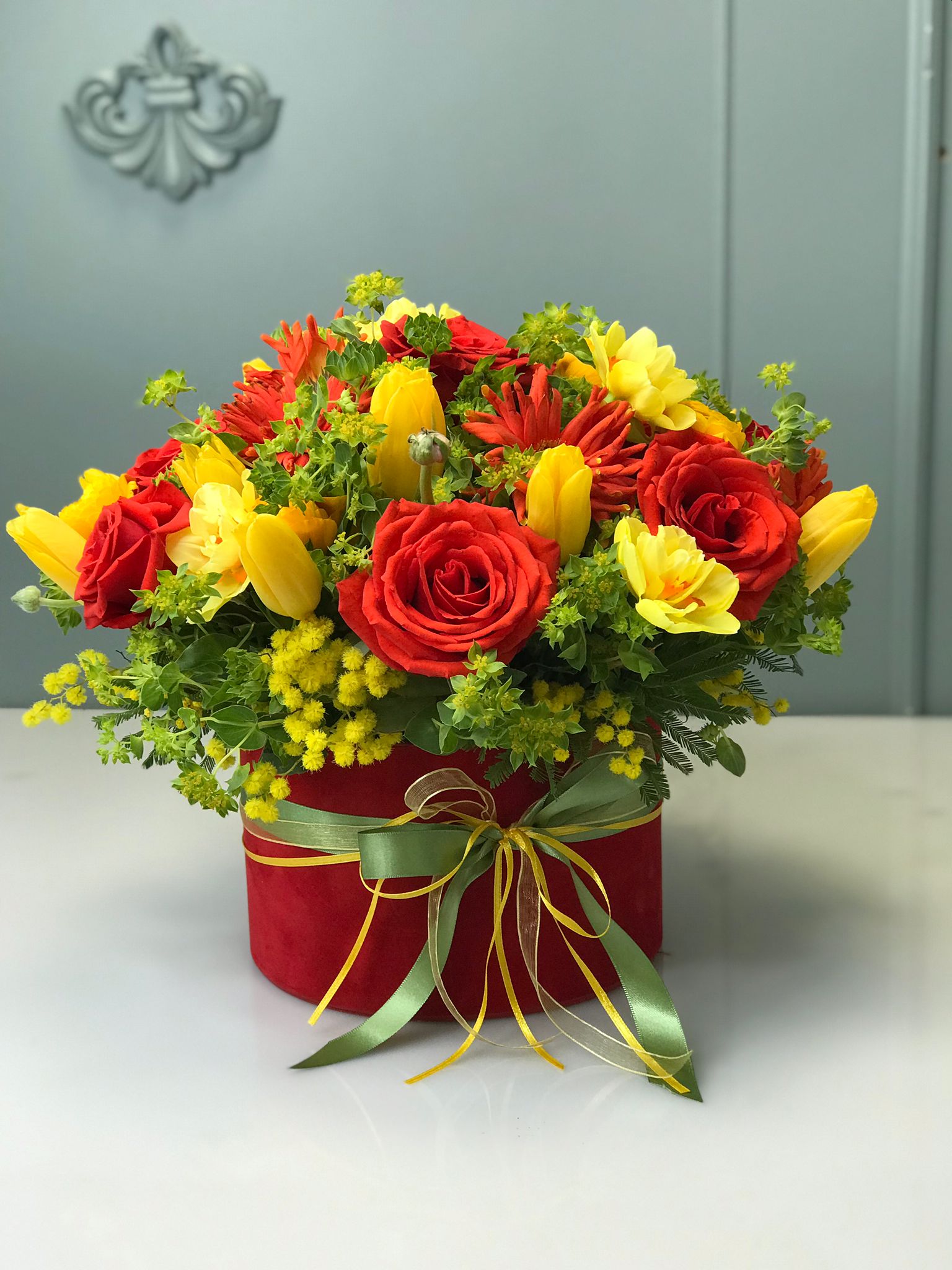 Aranjament cutie roșie de catifea. Florete - Flori online Iasi