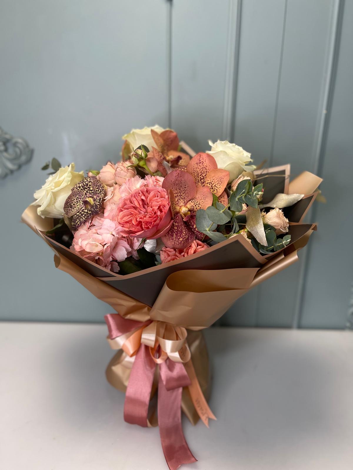 Buchet Hushed Blooms