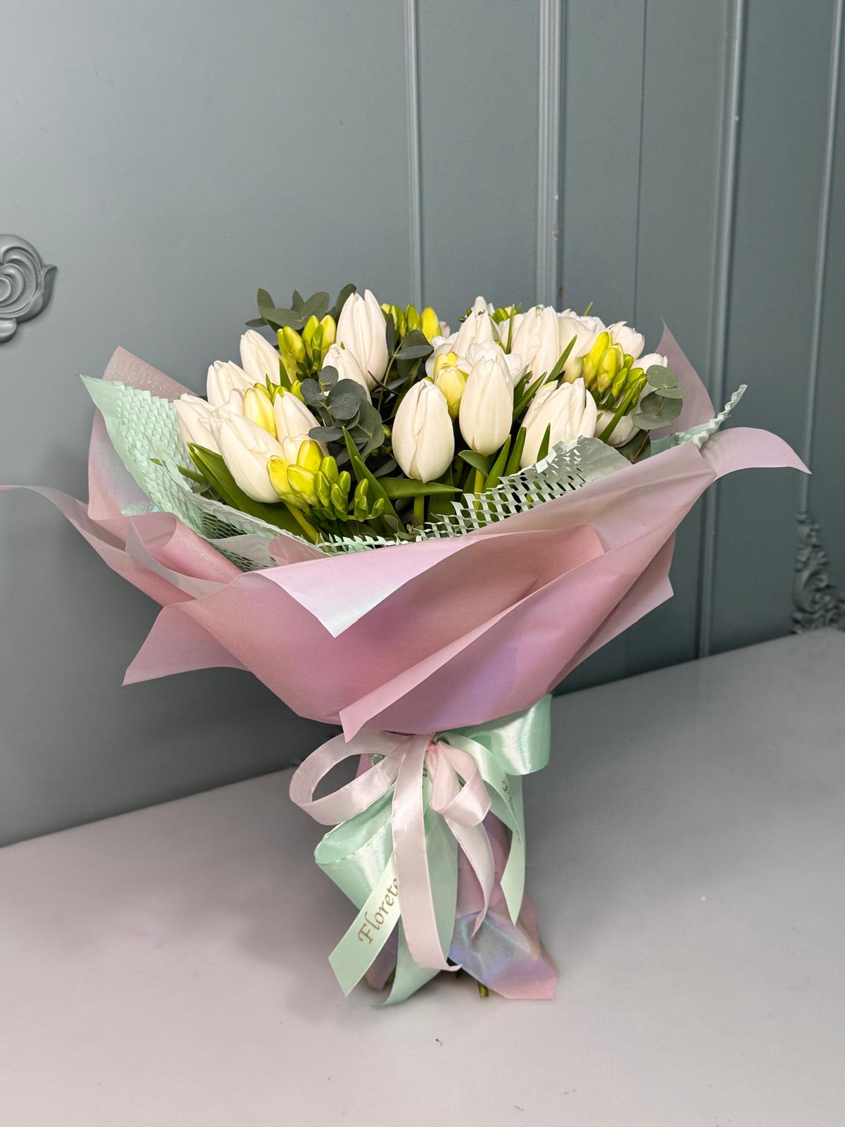 Buchet A Touch of Tulips
